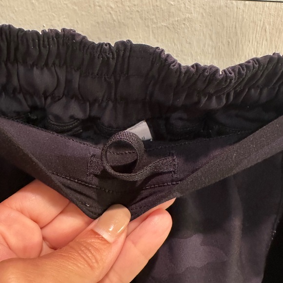 Lululemon Athletica Camo Hottie Hot 2.5 Shorts - Picture 4 of 5